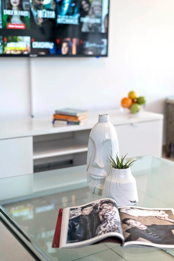 Glorious Renovated Apartment On Top Of The Beach Tel Aviv Exterior photo